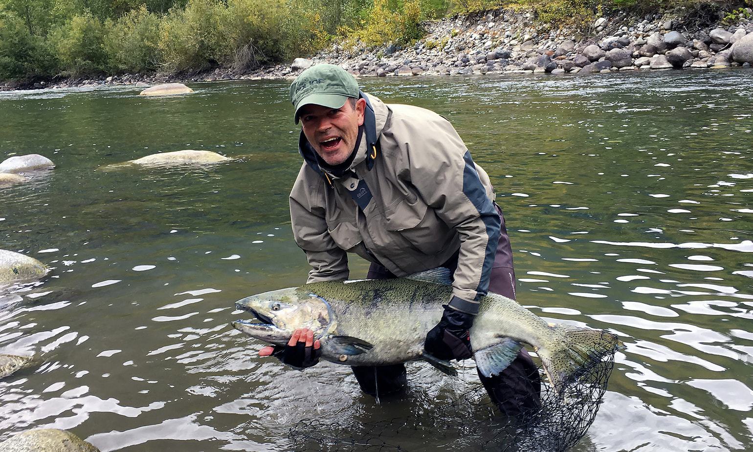 %Fiskerejser efter Laks, ørred og stør% Fiskerejse - Chilliwack - peter er glad